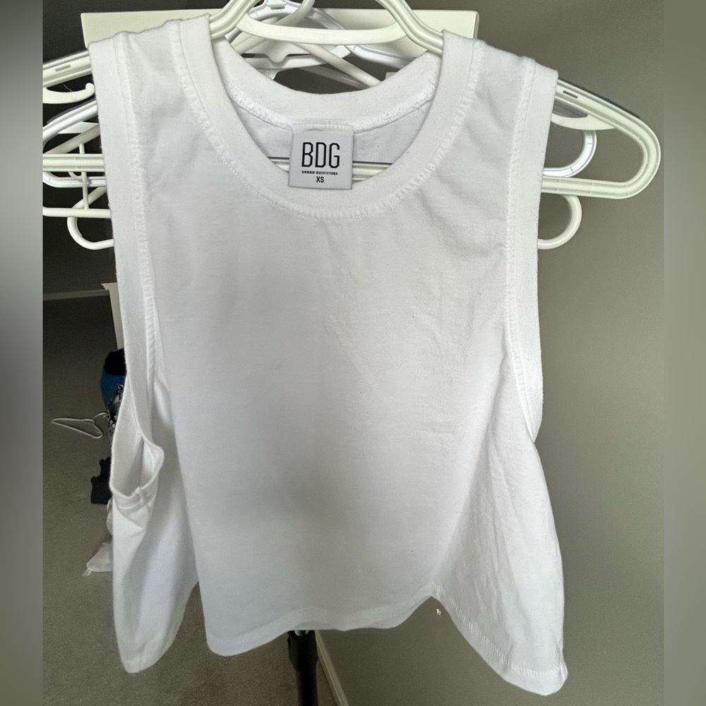BDG CROPPED WHITE TANKTOP SIZE XS
